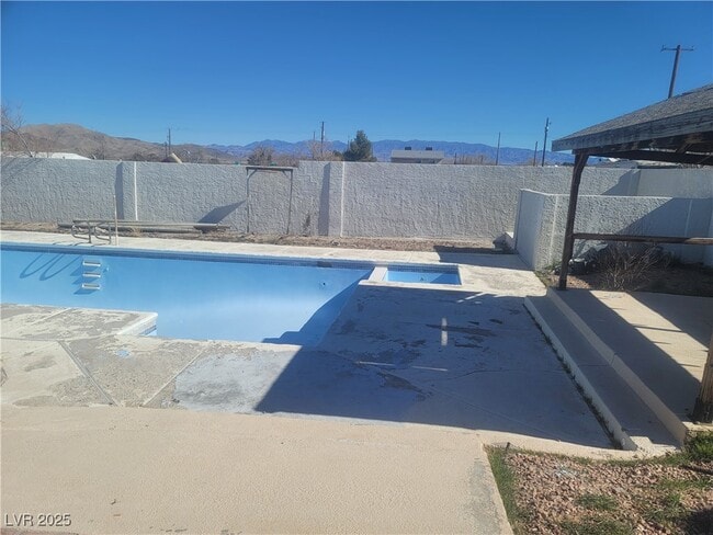 Building Photo - 664 Sky Rd