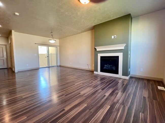 Building Photo - PRICE REDUCED:  LG 4-BED TOWNHOUSE NOW $1,995