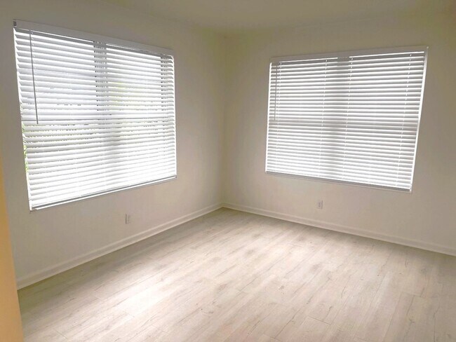 Building Photo - Updated 1 Bedroom 1 Bath Condo - Steps from Fort Lauderdale Beach!