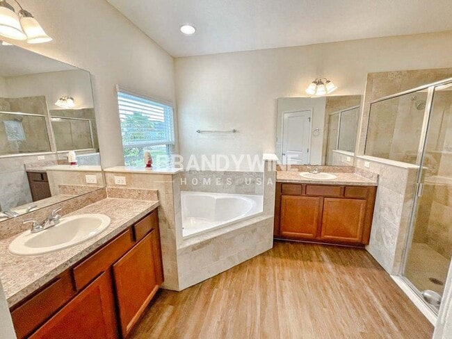 Building Photo - Apply today, you don't want to miss this o...