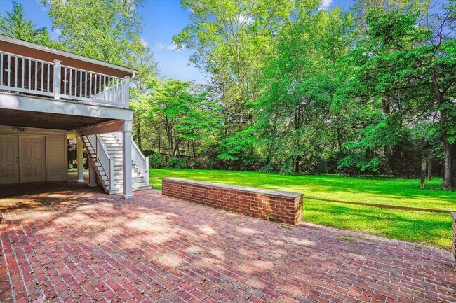 Building Photo - Magnificent 5 Bedroom, 4.5 Bathroom Bethes...