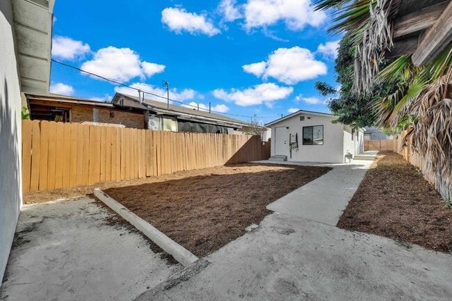 Building Photo - 4312 Winona Ave