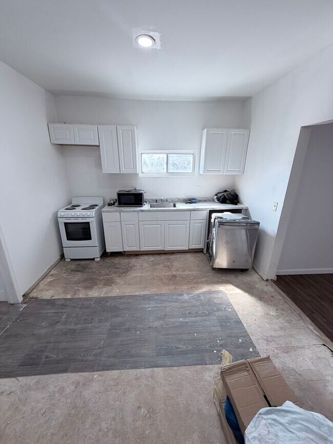 Building Photo - Inspected and Approved 3 Bedroom 1 Bath w PARKING & Appliances