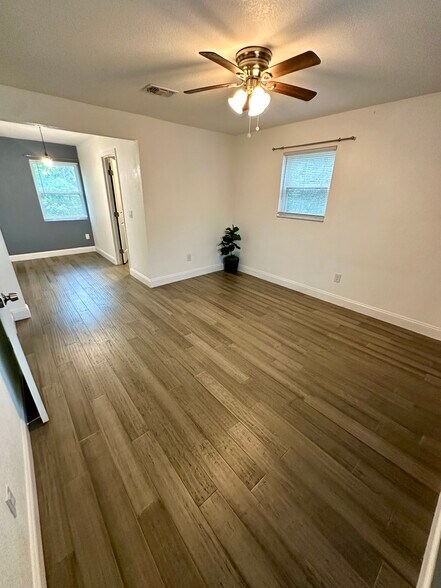 Master Bed with work space - 423 Ololu Dr