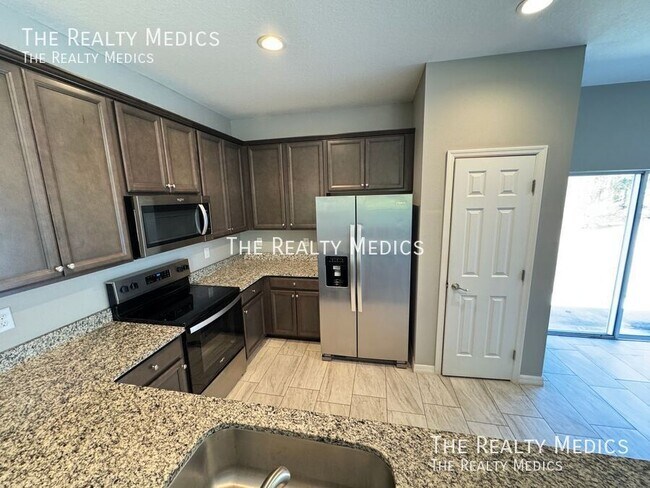 Building Photo - 2570 SE Rayburn Ave