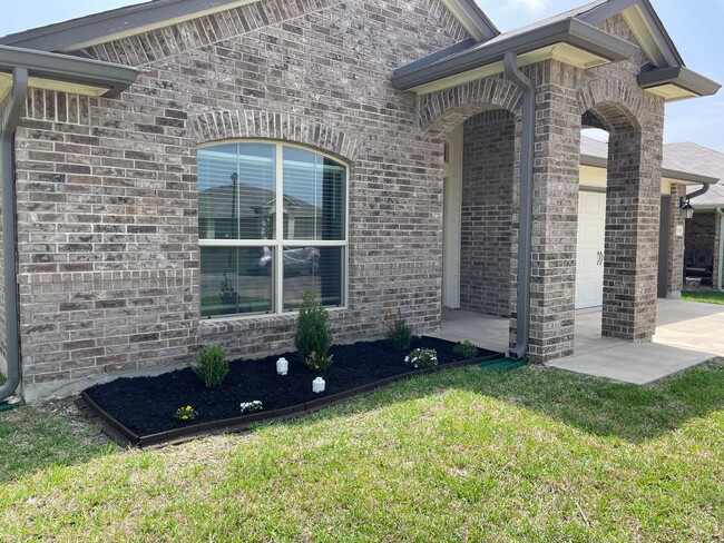 Building Photo - Available Now | Modern Single-Story 3 Bed, 2 Bath | Separate Office/Den | Big Yard | Pet Restrict...