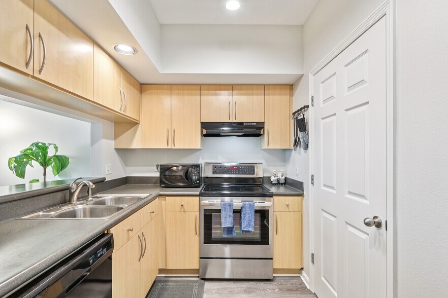 Building Photo - 322 E Central Blvd