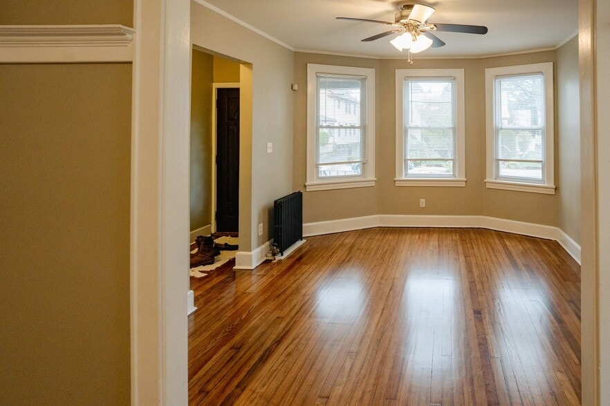Entrance/living room - 747 Adams Ave