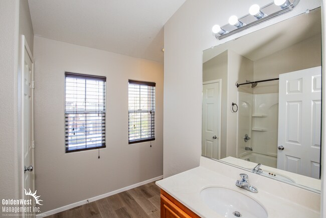 Building Photo - Beautiful 3Bdm 2.5Ba Home in Las Vegas!