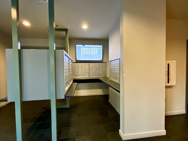 Building Photo - Urban 1-Bedroom Apartment in Downtown Seattle