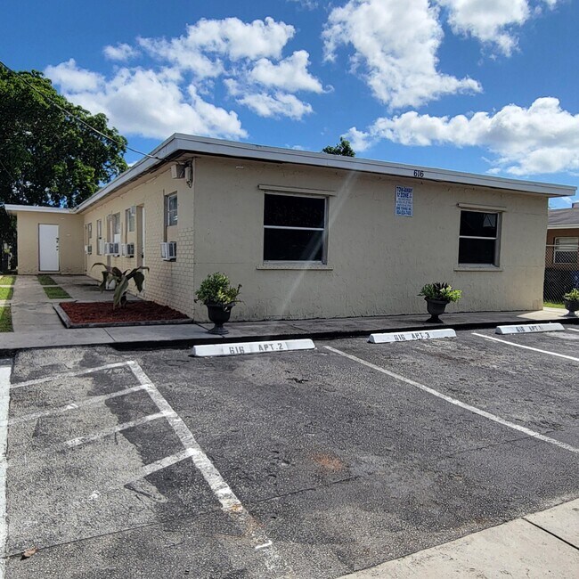 FRONT ENTRENCE - 616 NW 14th Ave