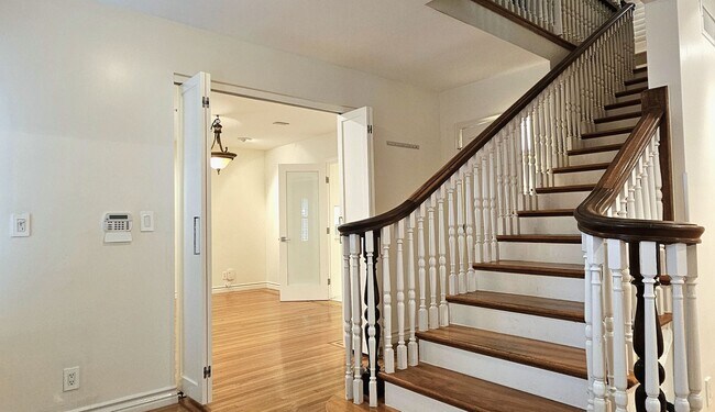 Building Photo - Stunning 3 Bedrooms, 2 Baths Valley Village home with detached, private Recording Studio