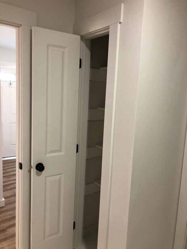 Building Photo - 4.5 Bathrooms ! 4 large bedrooms! Close to CWU