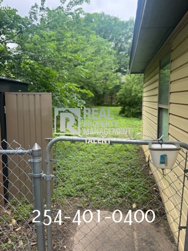 Building Photo - NOW AVAILABLE 3 Bedroom, 2 Bathroom Home f...