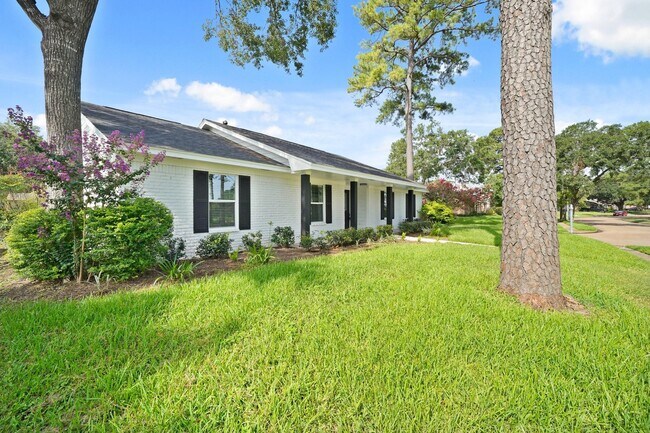 Building Photo - 5943 Greenmont Dr