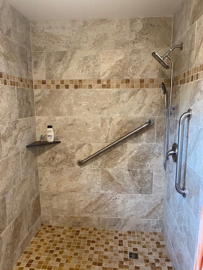 Building Photo - Beautiful Home w/ Pool - Country Oaks Subdivision