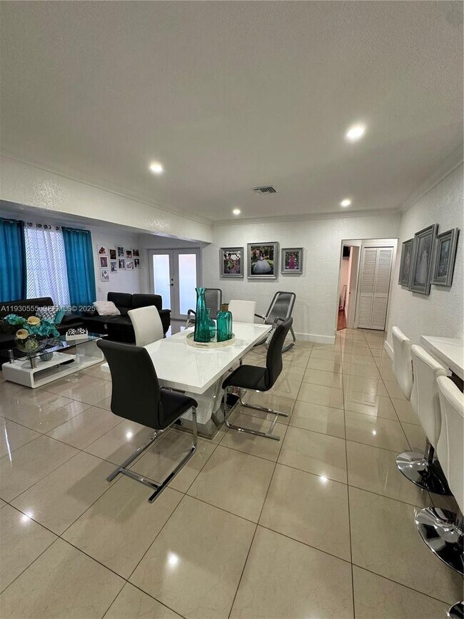 Building Photo - 5010 E 1st Ave