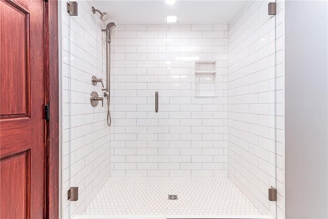 Building Photo - 14 Woodlake Dr