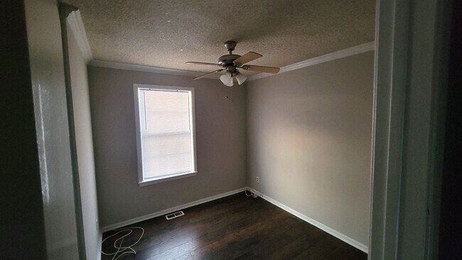 Building Photo - Spacious 3 bedroom house