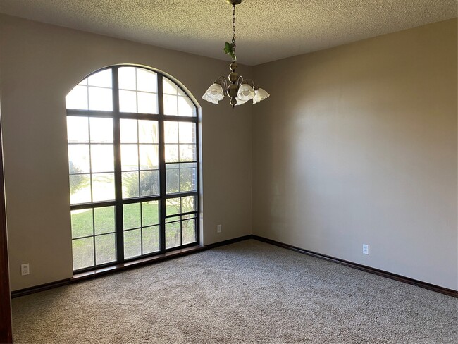 Building Photo - 301 Jansen Dr