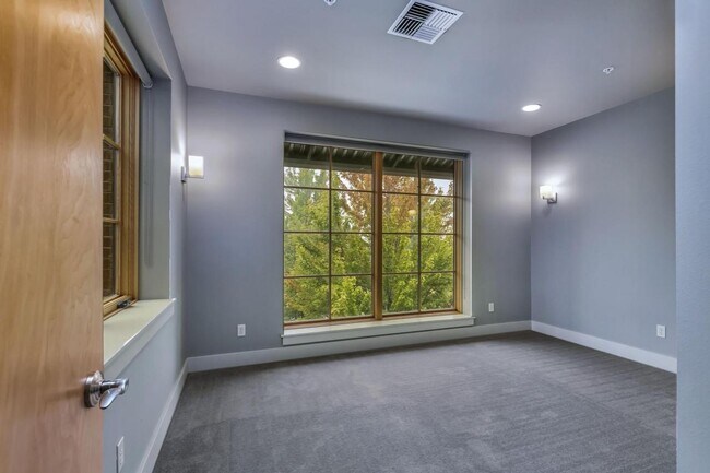 Building Photo - 706 SW Industrial Way