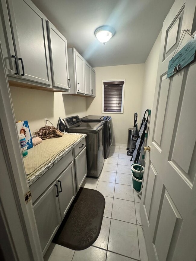 Building Photo - 14466 Doebler Dr