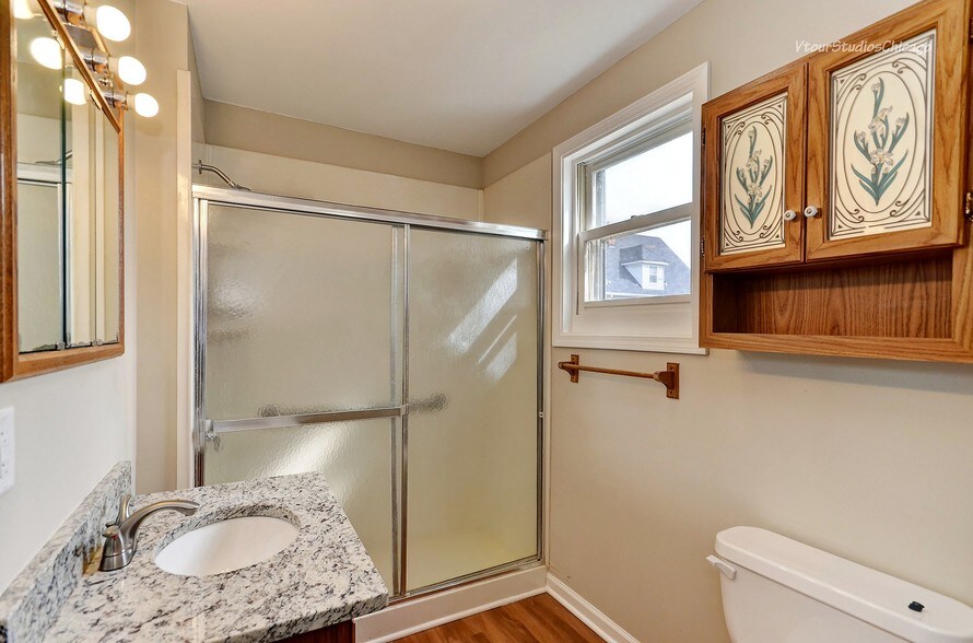 Master Bath - 524 Spring St