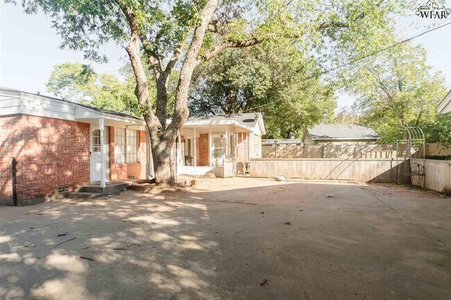 Building Photo - 2415 Ellingham