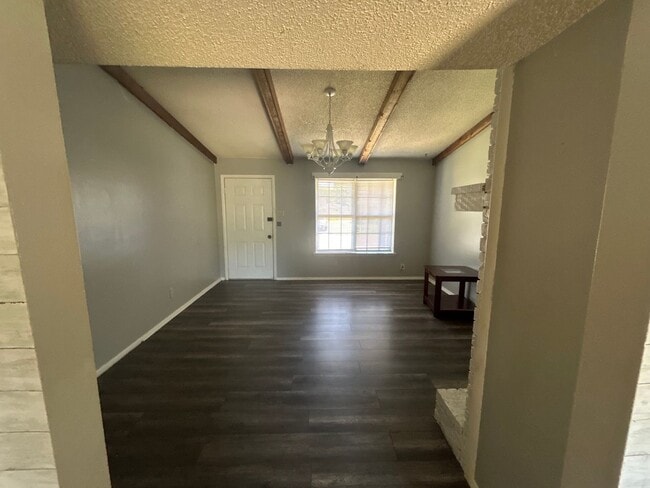 Building Photo - 3 Bedroom and 2 bathroom home.