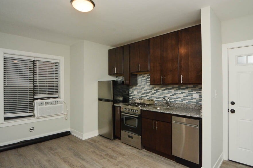 Building Photo - 533 W Belden Ave