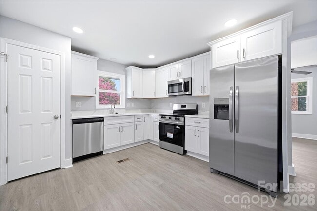 Building Photo - 553 Derrydowne Dr
