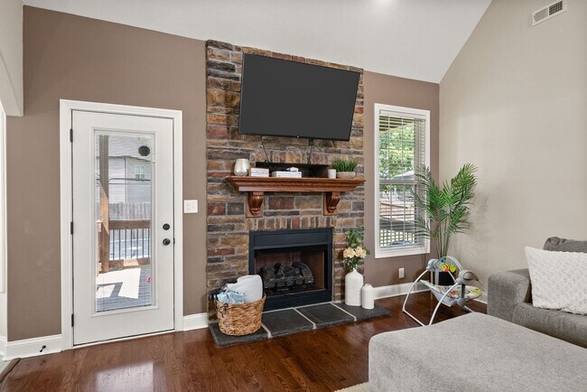Building Photo - Pet Friendly Four Bedroom with Bonus!