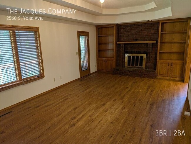Building Photo - 2560 S York Ave