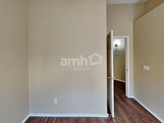 Building Photo - 1172 E Elm Rd