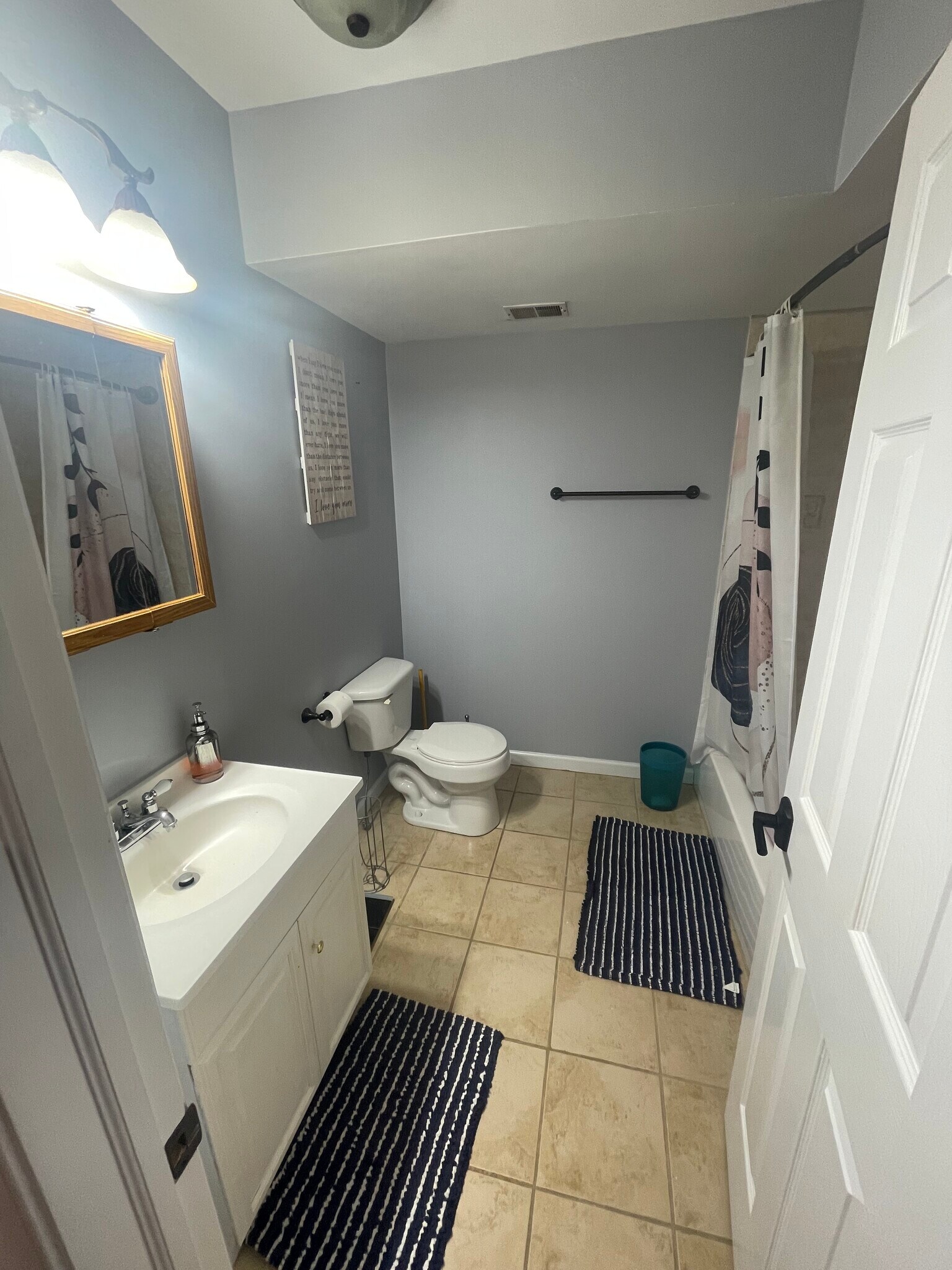 full bath 2nd floor - 1507 N Hancock St