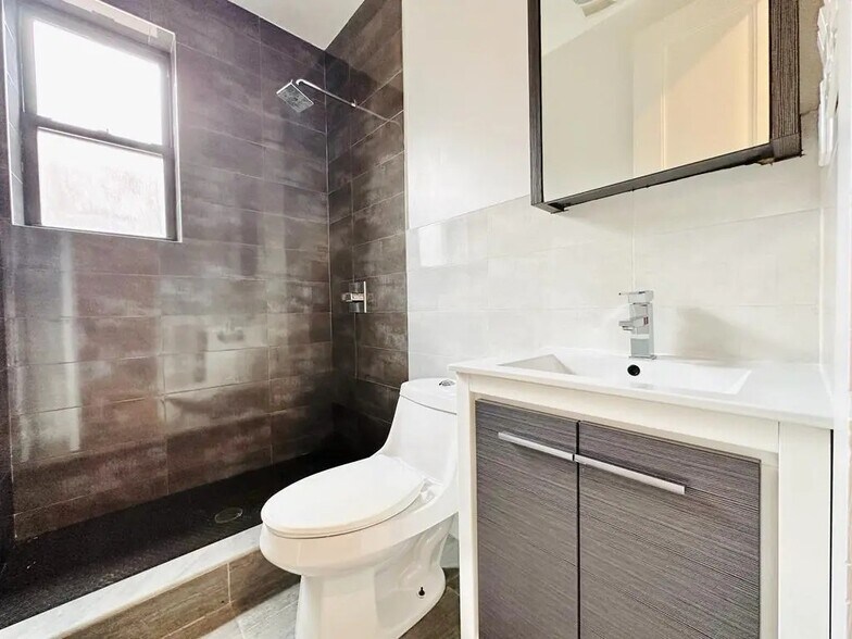 Building Photo - Furnished room/NOT APARTMENT