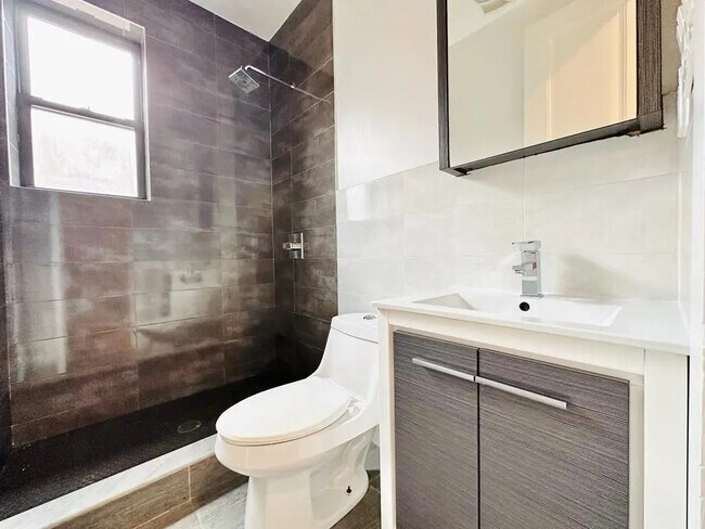 Building Photo - Furnished room/NOT APARTMENT