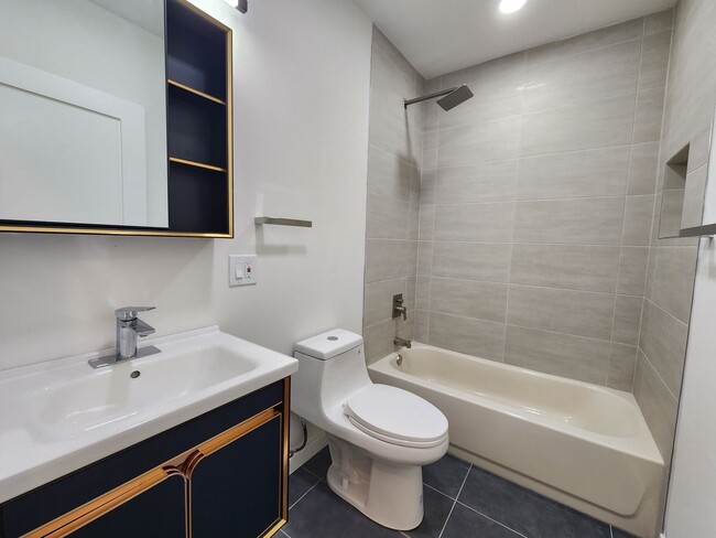 Building Photo - Beautiful 2 bedroom newly renovated unit available