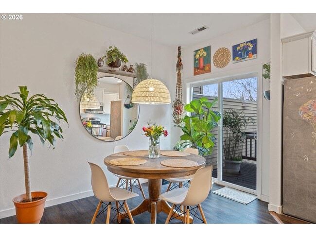 Building Photo - Spacious 3 Bedroom Townhome with Stainless Steel Appliances, Attached Garage & Open Layout