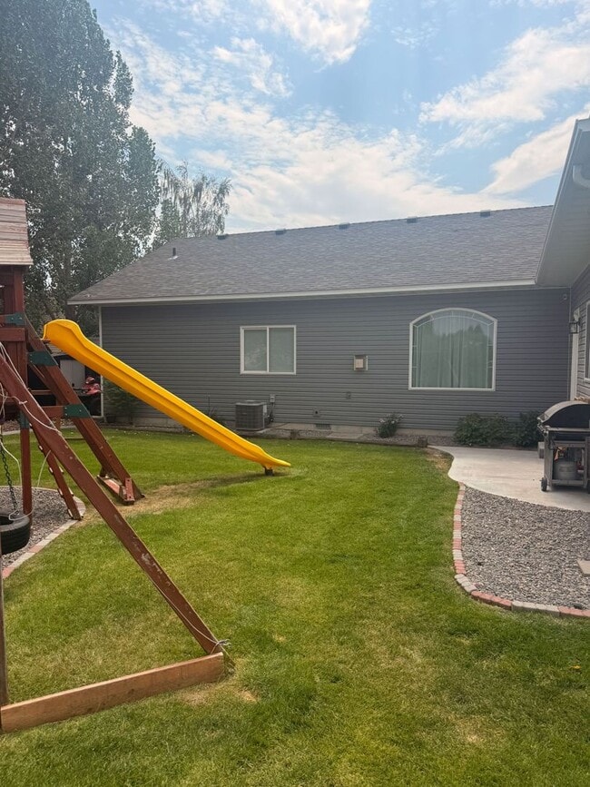 Building Photo - 304 Palomino Dr