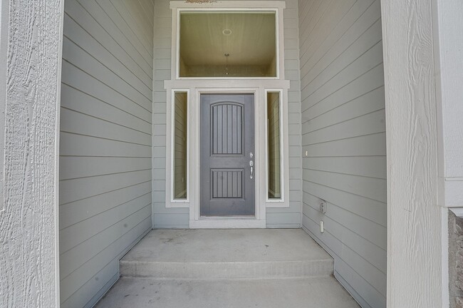 Building Photo - Stunning 5-Bedroom Home with Lake Views in...