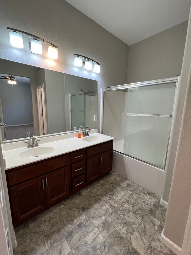 Building Photo - Livingston: $2450 3 Bedroom 2 Bathroom Sin...