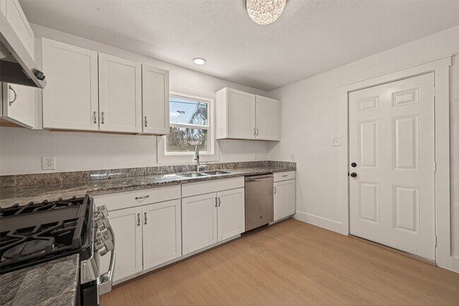 Building Photo - 3209 McCrarey Dr