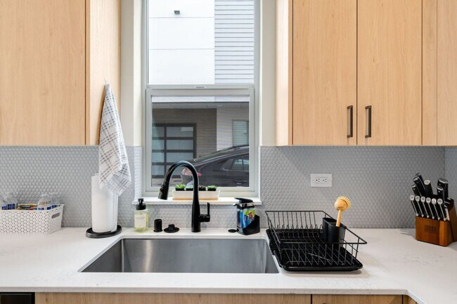 Building Photo - 823 NE 70th St