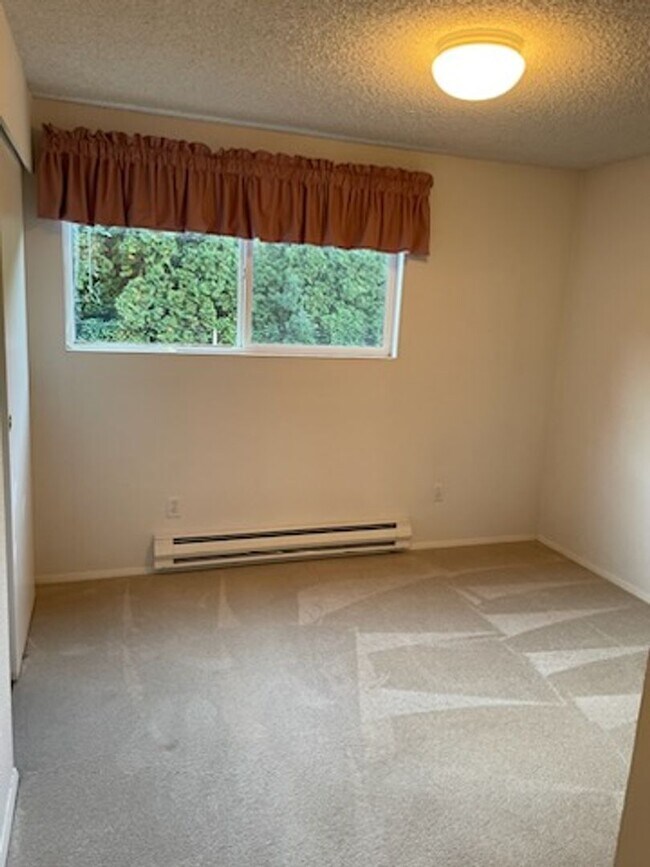 Building Photo - University Place Ground Floor Apartment Ho...
