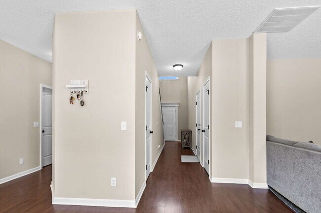 Building Photo - Large home only 10 minutes from Fort Stewart