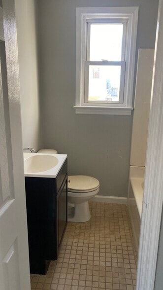 Building Photo - 226 E Cresse Ave