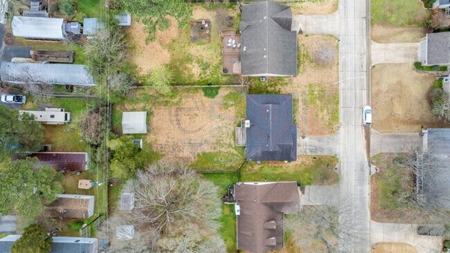 Building Photo - Available in Early August Attn: Pilots! 3BR 2BA Crashpad!