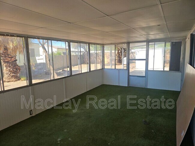Building Photo - 901 S 95th St