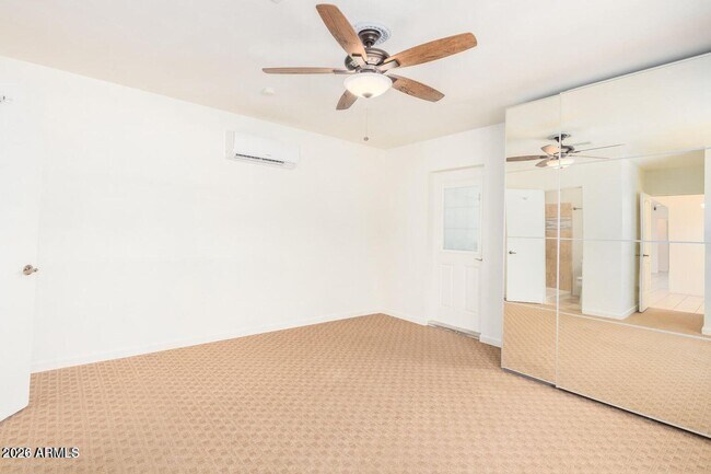 Building Photo - 2441 E Edgemont Ave